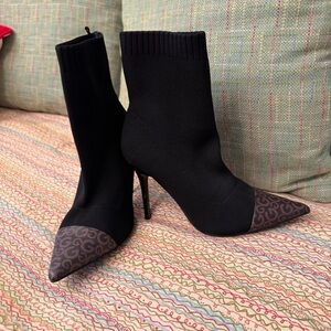 GBG Los Angeles C Cap Logo Sock Booties pointed toe and monogram-print cap. 8M